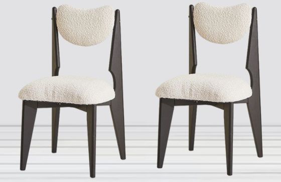 Silla de comedor de madera con color personalizado y piernas negras en terciopelo blanco