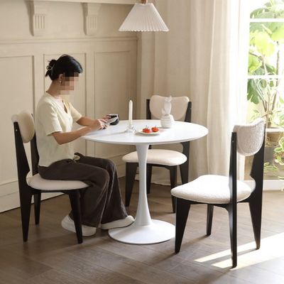 Silla de comedor de madera con color personalizado y piernas negras en terciopelo blanco