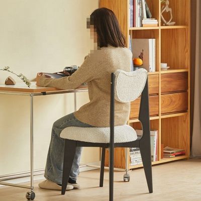 Silla de comedor de madera con color personalizado y piernas negras en terciopelo blanco