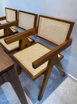 Silla de comedor de madera sólida natural con respaldo de rotín moderno en acabado negro