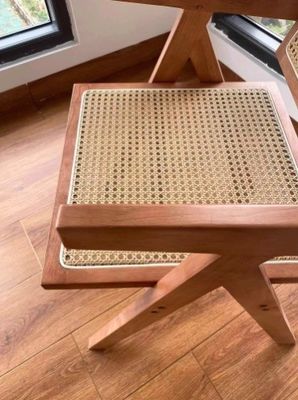 Silla de comedor de madera sólida natural con respaldo de rotín moderno en acabado negro