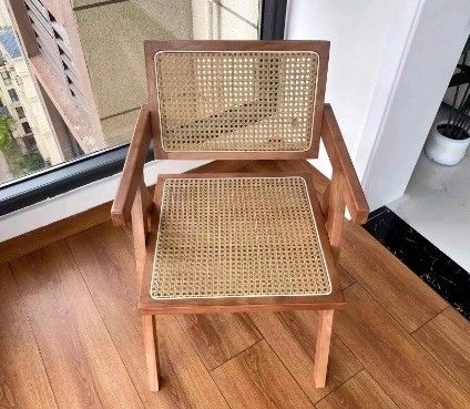 Silla de comedor de madera sólida natural con respaldo de rotín moderno en acabado negro