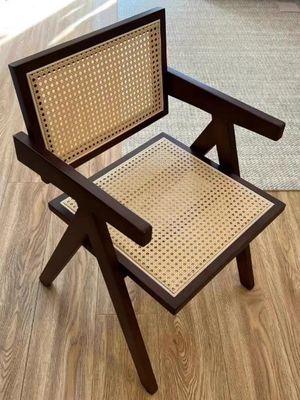 Silla de comedor de madera sólida natural con respaldo de rotín moderno en acabado negro