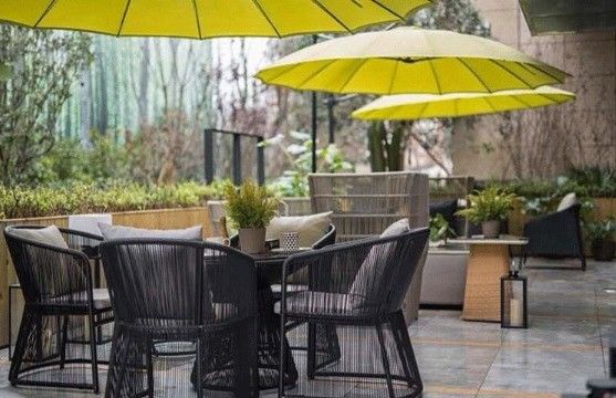 Silla de comedor de metal estilo italiano Silla de café de madera para asientos exteriores de lujo moderno