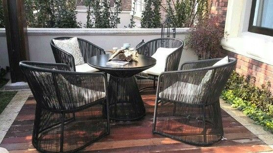 Silla de comedor de metal estilo italiano Silla de café de madera para asientos exteriores de lujo moderno