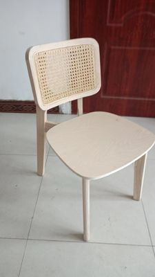Una silla de comedor de madera sólida con diseño plegable de ratán Una adición clásica a su restaurante