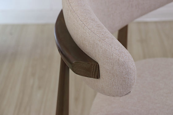 Sillas de madera maciza para muebles de comedor modernos en el restaurante