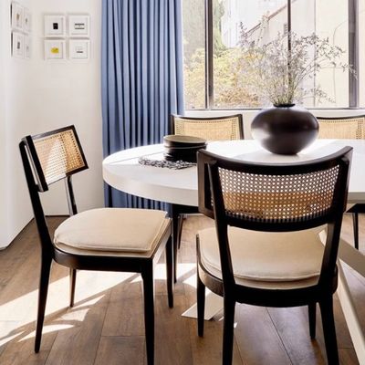 Diseño de muebles de restaurantes modernos con espalda de rotín silla de comedor de madera con tapicería de tela