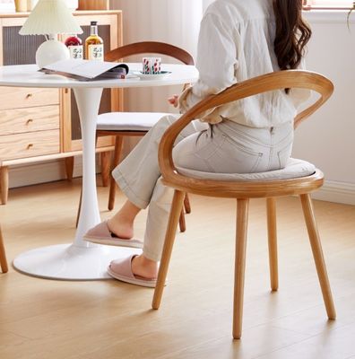 Muebles de restaurante silla de comedor moderna de madera sólida con acabado cerisa y diseño nórdico
