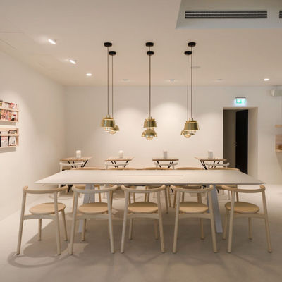 Casa Muebles Salón nórdico Silla de comedor de madera maciza con respaldo y acabado de nitrolaca