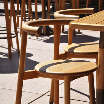 Casa Muebles Salón nórdico Silla de comedor de madera maciza con respaldo y acabado de nitrolaca