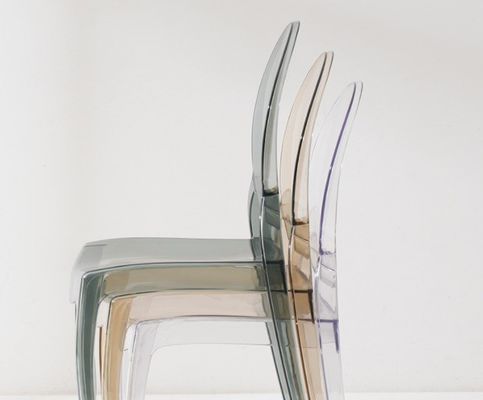 Silla de comedor moderno apilable hecha de material PC transparente para apilar en el salón del hotel café