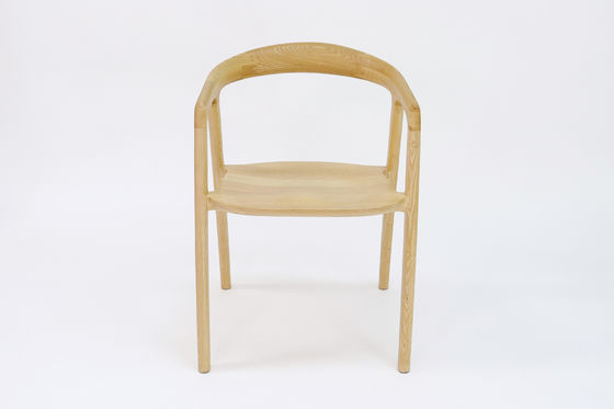 Restaurante Silla de comedor de madera sólida con acabado de nitrolacquer en nuez/natural/negro