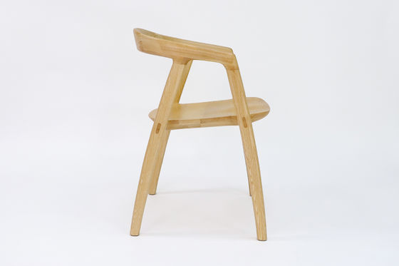 Restaurante Silla de comedor de madera sólida con acabado de nitrolacquer en nuez/natural/negro