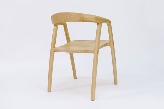 Restaurante Silla de comedor de madera sólida con acabado de nitrolacquer en nuez/natural/negro