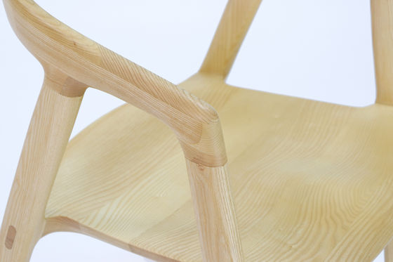 Restaurante Silla de comedor de madera sólida con acabado de nitrolacquer en nuez/natural/negro