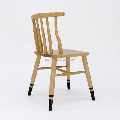 Silla de comedor de madera Muebles de madera sólida Silla clásica personalizada para villa a un precio asequible