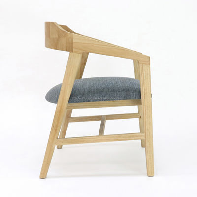 Silla de comedor de madera moderna personalizada para restaurante hotel cubierta de tela nuez/natural/negro