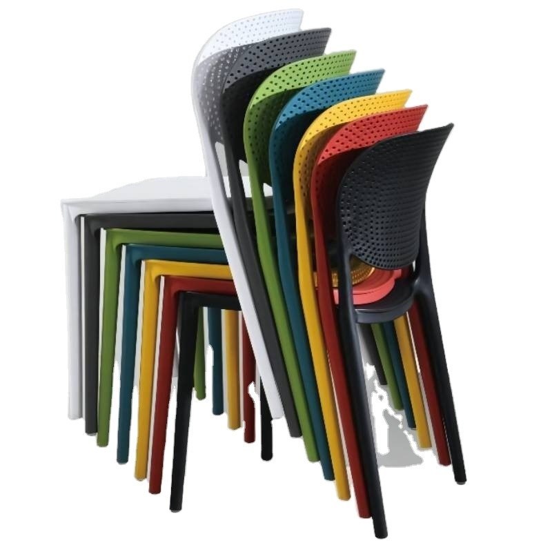Corte de comidas Muebles de comedor silla de plástico PP apilada con estilo de diseño moderno a un precio asequible