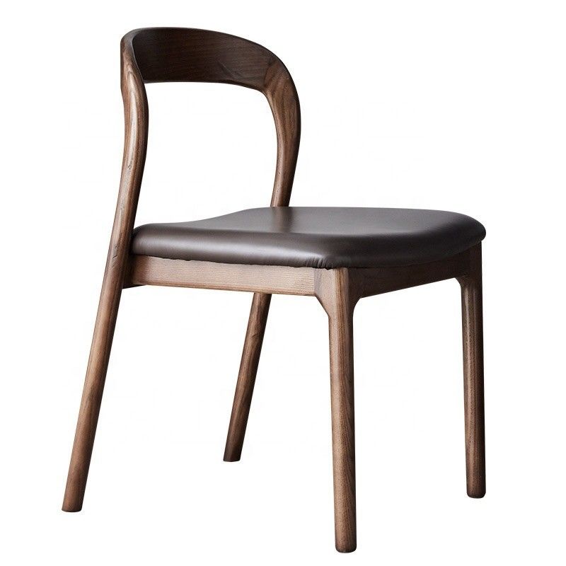 Respaldo de espalda doblado moderno de madera maciza apilada silla de comedor tapizada de cuero con diseño de respaldo curvo