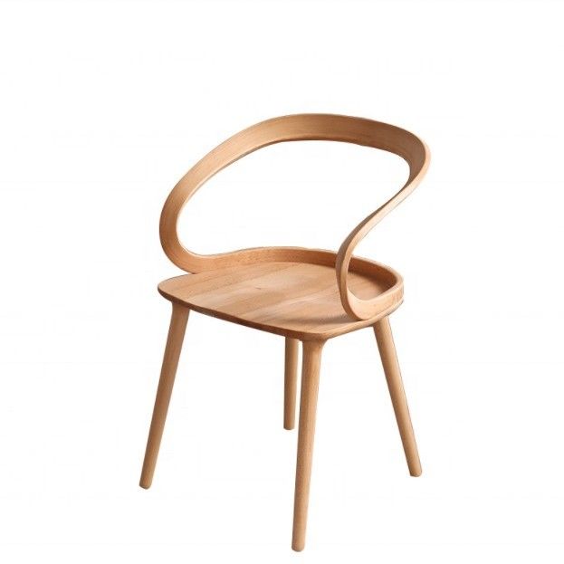 Silla de café con respaldo curvo y estilo nórdico