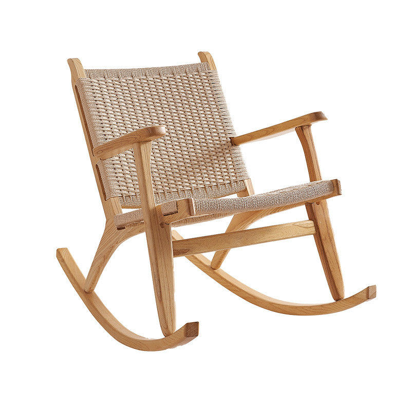 Agregue un toque de elegancia a su salón al aire libre con una silla mecedora de madera sólida de cuerda tejida vintage