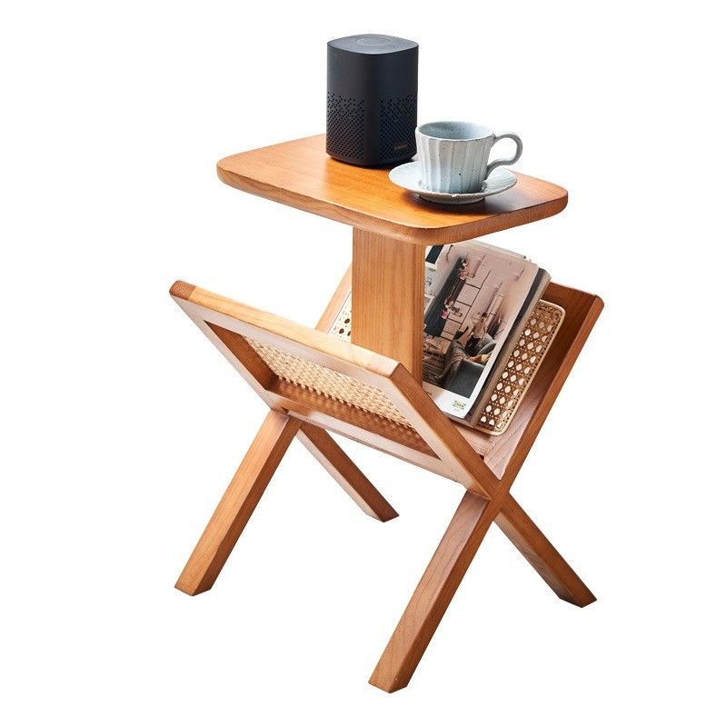 Mesa lateral cuadrada de madera maciza con estante de libros de ratán tejido Construcción lacada y duradera