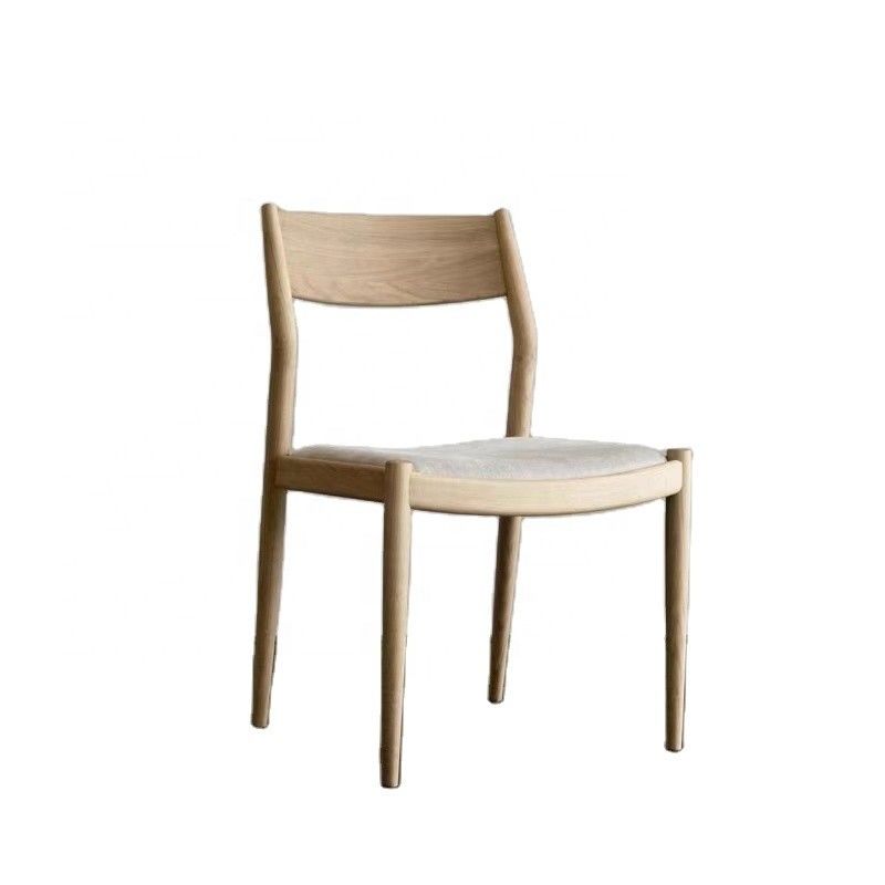 Silla de comedor de madera sólida con cojín cómodo en la naturaleza colores populares para restaurante contemporáneo